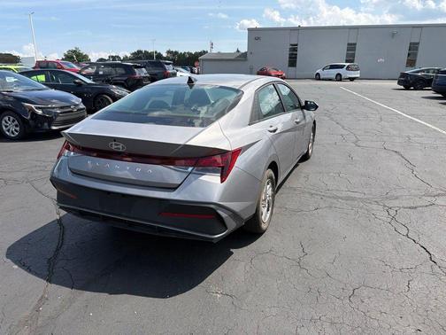 Fluid Metal 2025 Hyundai ELANTRA SE