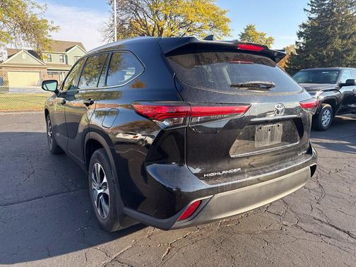 Midnight Black Metallic 2022 Toyota Highlander XLE