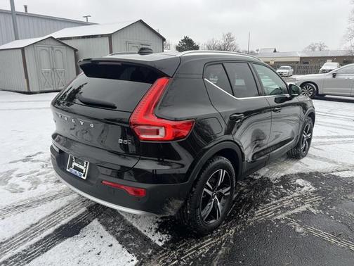 2025 Volvo XC40 B5 Core Bright Theme