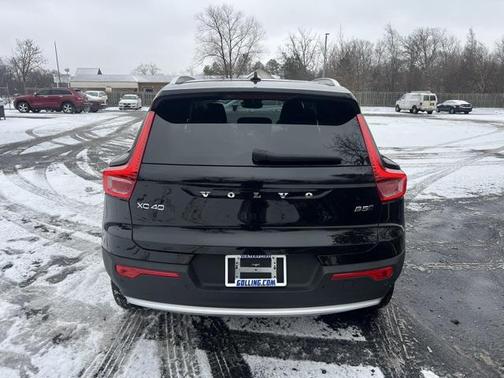 2025 Volvo XC40 B5 Core Bright Theme