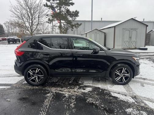 2025 Volvo XC40 B5 Core Bright Theme