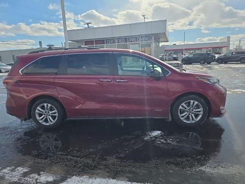 2021 Toyota Sienna XSE 7 Passenger