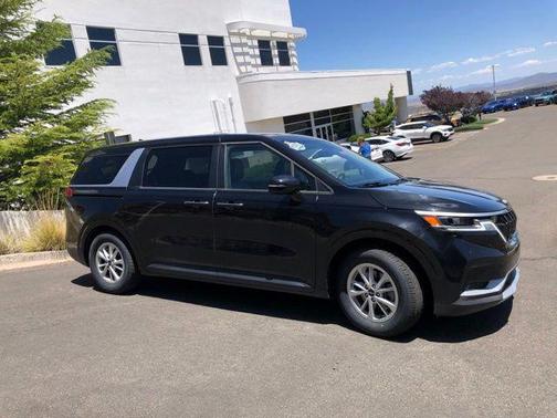 Aurora Black Pearl 2024 Kia Carnival LX
