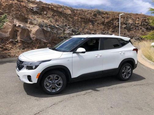 Snow White Pearl 2025 Kia Seltos LX