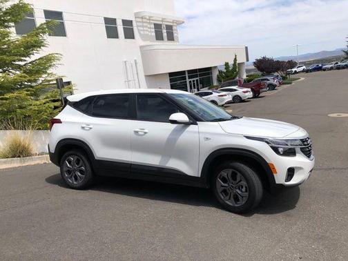 Snow White Pearl 2025 Kia Seltos LX