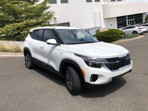 Snow White Pearl 2025 Kia Seltos LX