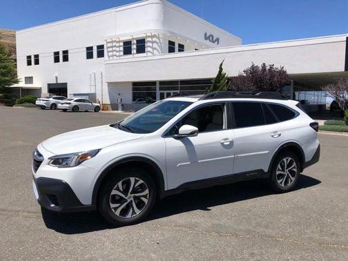 Crystal White Pearl 2022 Subaru Outback Limited XT