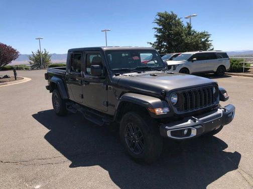 Granite Crystal Metallic Clearcoat 2024 Jeep Gladiator Sport S