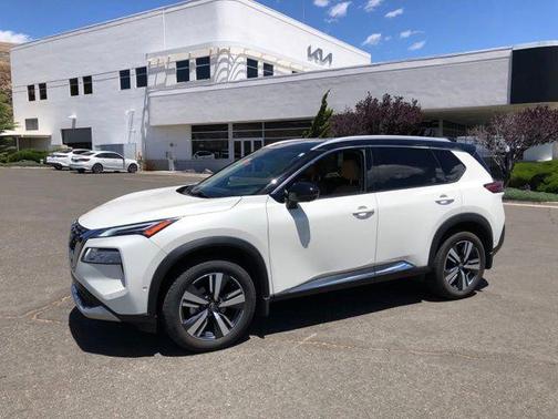 Pearl White Tricoat/Super Black 2023 Nissan Rogue Platinum