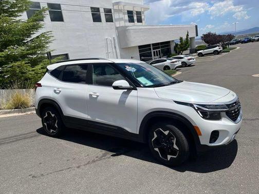 Snow White Pearl 2024 Kia Seltos EX