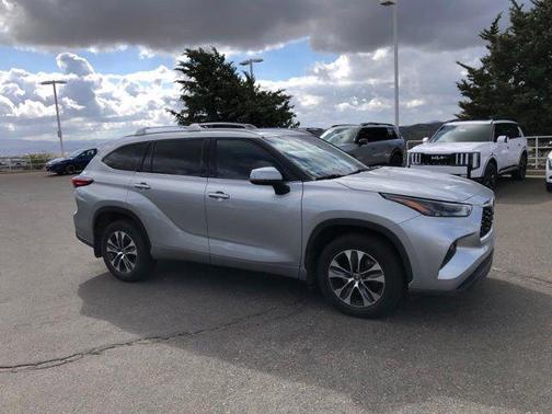 Celestial Silver Metallic 2022 Toyota Highlander XLE