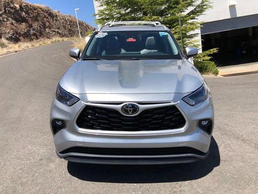 Celestial Silver Metallic 2022 Toyota Highlander XLE