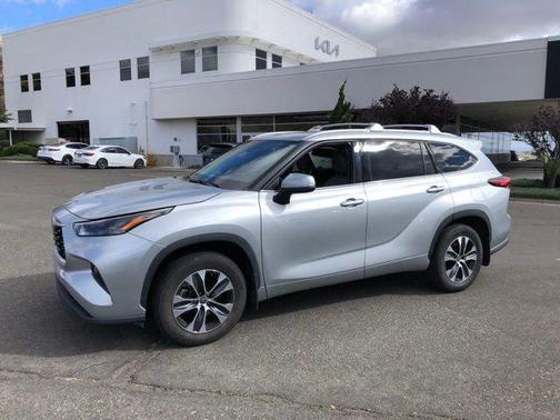 Celestial Silver Metallic 2022 Toyota Highlander XLE