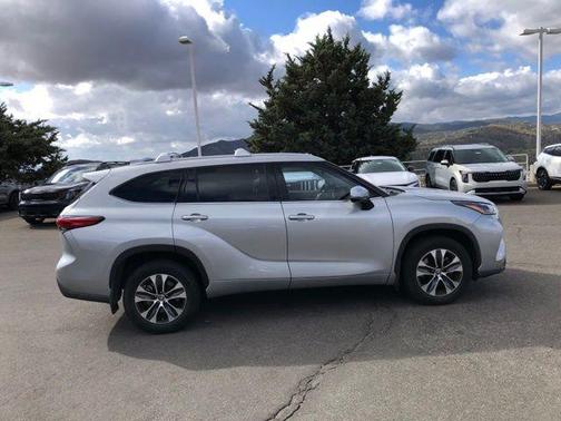 Celestial Silver Metallic 2022 Toyota Highlander XLE