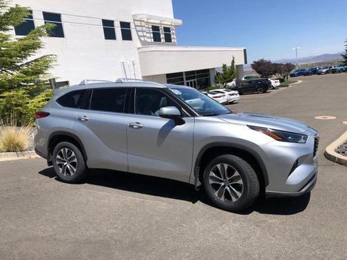 Celestial Silver Metallic 2022 Toyota Highlander XLE
