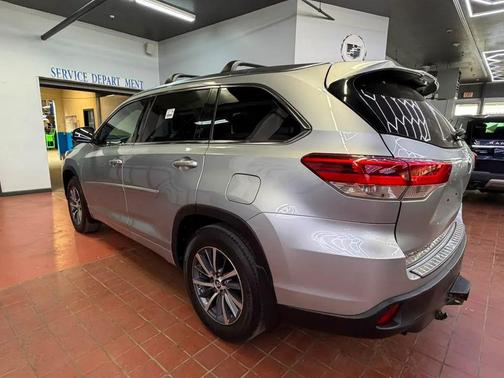 Celestial Silver Metallic 2018 Toyota Highlander XLE