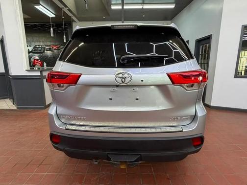 Celestial Silver Metallic 2018 Toyota Highlander XLE
