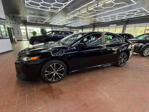 Midnight Black Metallic 2020 Toyota Camry SE