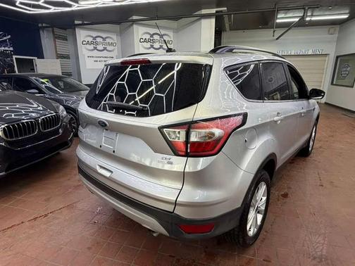 Ingot Silver Metallic 2018 Ford Escape SE