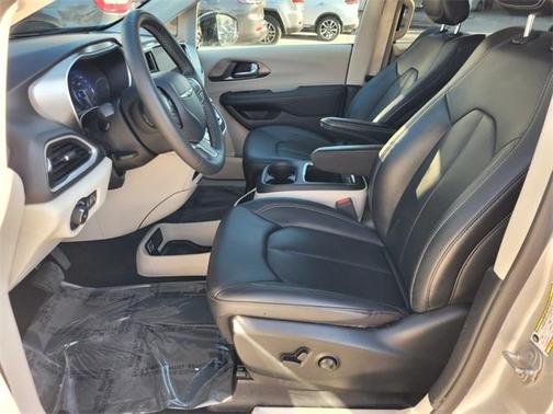 2024 Chrysler Pacifica Touring-L