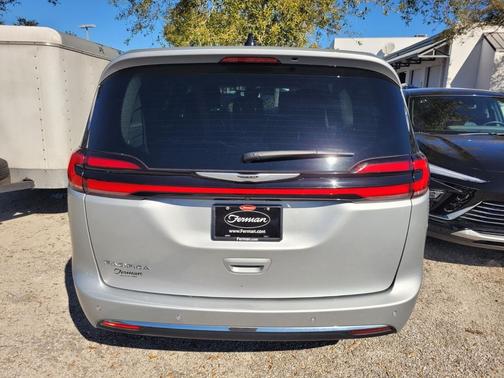 2024 Chrysler Pacifica Touring-L
