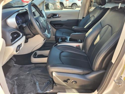 2024 Chrysler Pacifica Touring-L