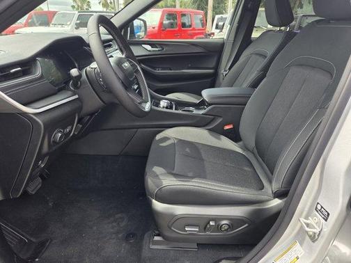 Silver Zynith 2026 Jeep Grand Cherokee Laredo