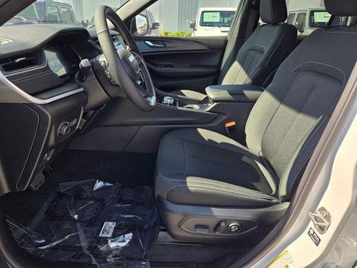 Bright White Clearcoat 2026 Jeep Grand Cherokee Laredo X
