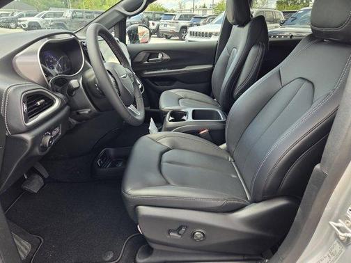 Silver Mist Clearcoat 2026 Chrysler Pacifica Select