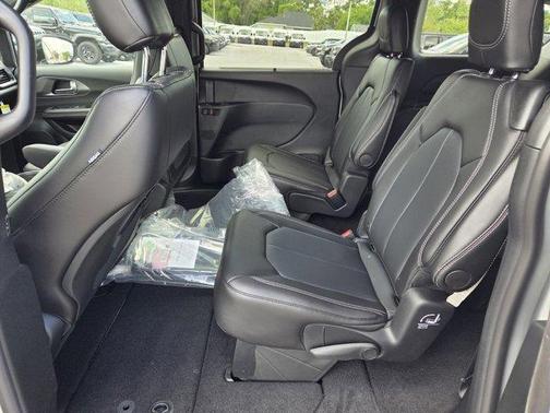 Silver Mist Clearcoat 2026 Chrysler Pacifica Select