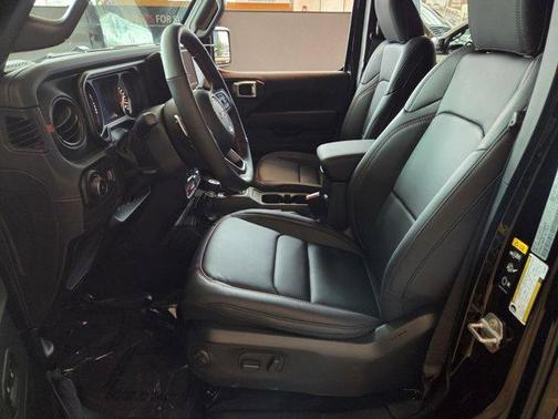 Black Clearcoat 2026 Jeep Wrangler Moab 392