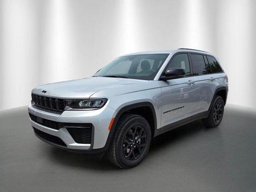 Silver Zynith 2026 Jeep Grand Cherokee Laredo