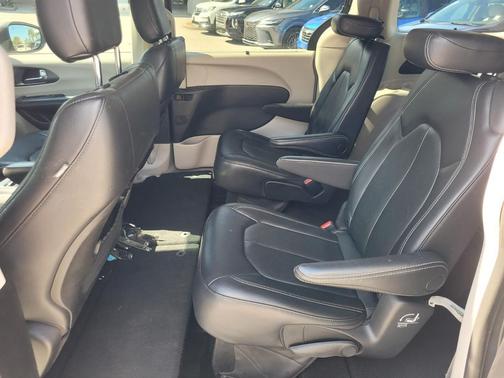 2022 Chrysler Pacifica Touring-L