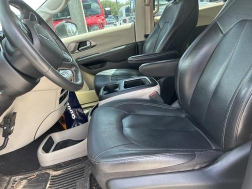 2022 Chrysler Pacifica Touring-L