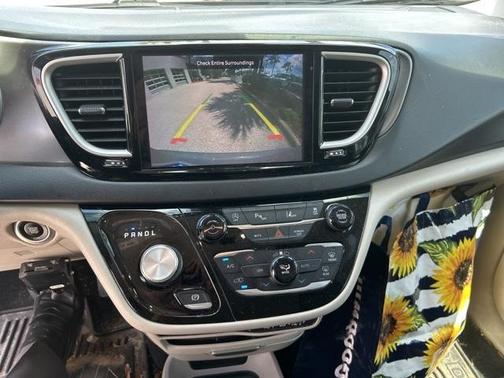 2022 Chrysler Pacifica Touring-L