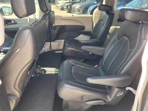 2022 Chrysler Pacifica Touring-L