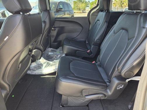Silver Mist Clearcoat 2026 Chrysler Pacifica Select