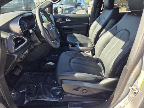 Silver Mist Clearcoat 2026 Chrysler Pacifica Select