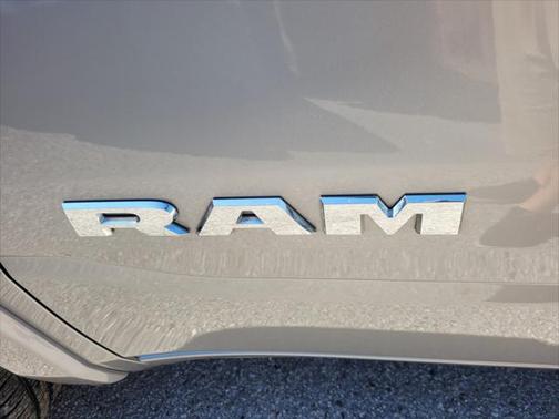 2022 RAM 1500 Laramie Crew Cab 4x2 64' Box
