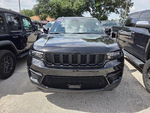 Diamond Black 2025 Jeep Grand Cherokee Laredo