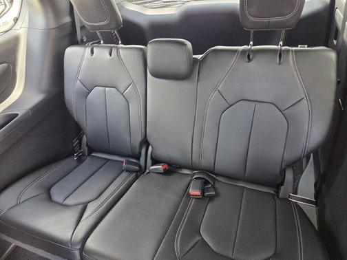 PW7 2027 Chrysler Pacifica SELECT