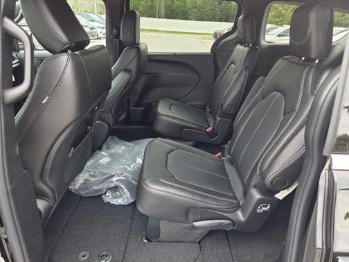 Diamond Black 2027 Chrysler Pacifica SELECT