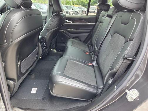 Metallic 2026 Jeep Grand Cherokee Laredo