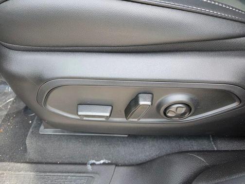 Metallic 2026 Jeep Grand Cherokee Laredo