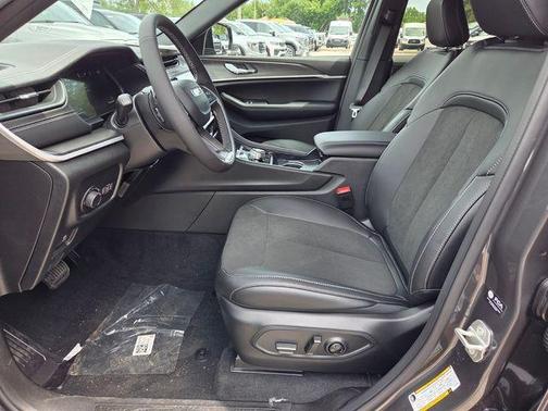 Metallic 2026 Jeep Grand Cherokee Laredo