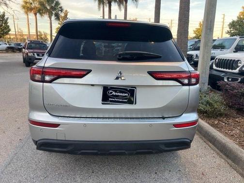 2022 Mitsubishi Outlander ES