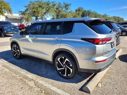 2022 Mitsubishi Outlander ES
