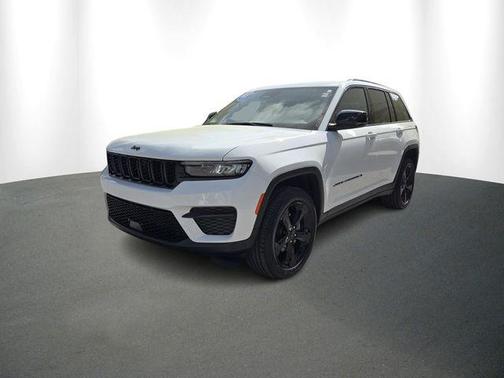 Bright White Clearcoat 2025 Jeep Grand Cherokee Laredo