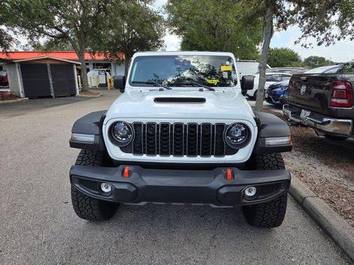 Bright White Clearcoat 2025 Jeep Gladiator Mojave