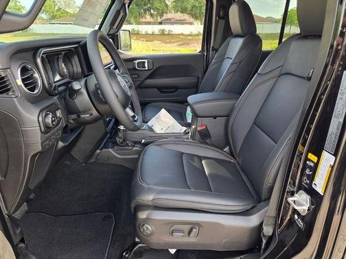 Black Clearcoat 2026 Jeep Gladiator Sport